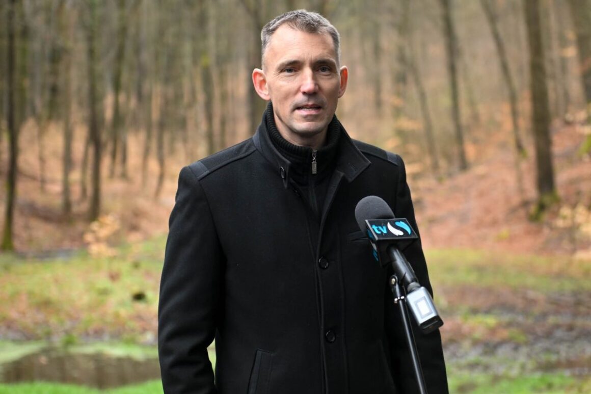 Kreicsi Bálint, Salgótarján polgármestere az eresztvényi Madárparknál tartott átadón, 2026. március 31-én. (Fotó: Kreicsi Bálint | Facebook)