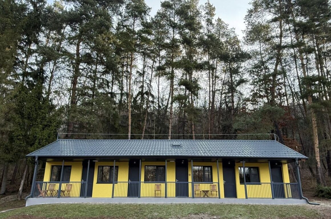 A Tarjáni Gyermektábor kívül-belül megújult "D" jelű faháza az átadás napján, 2026. március 31-én. (Fotó: Fenyvesi Gábor | Facebook)