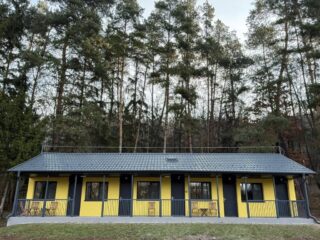 A Tarjáni Gyermektábor kívül-belül megújult "D" jelű faháza az átadás napján, 2026. március 31-én. (Fotó: Fenyvesi Gábor | Facebook)