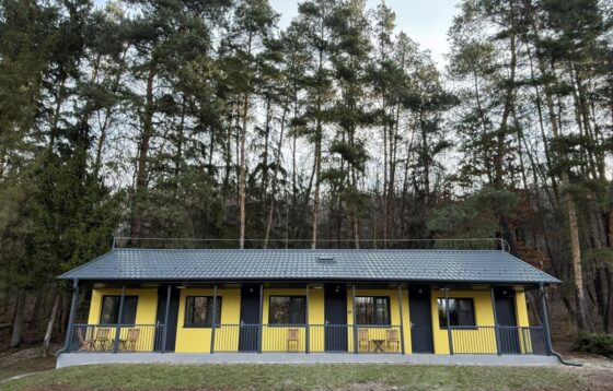 A Tarjáni Gyermektábor kívül-belül megújult "D" jelű faháza az átadás napján, 2026. március 31-én. (Fotó: Fenyvesi Gábor | Facebook)