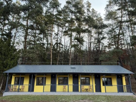 A Tarjáni Gyermektábor kívül-belül megújult "D" jelű faháza az átadás napján, 2026. március 31-én. (Fotó: Fenyvesi Gábor | Facebook)