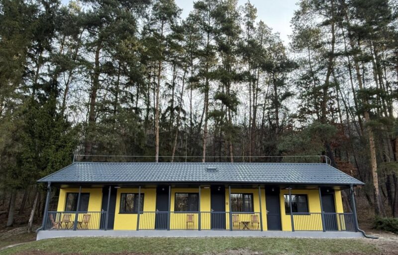 A Tarjáni Gyermektábor kívül-belül megújult "D" jelű faháza az átadás napján, 2026. március 31-én. (Fotó: Fenyvesi Gábor | Facebook)