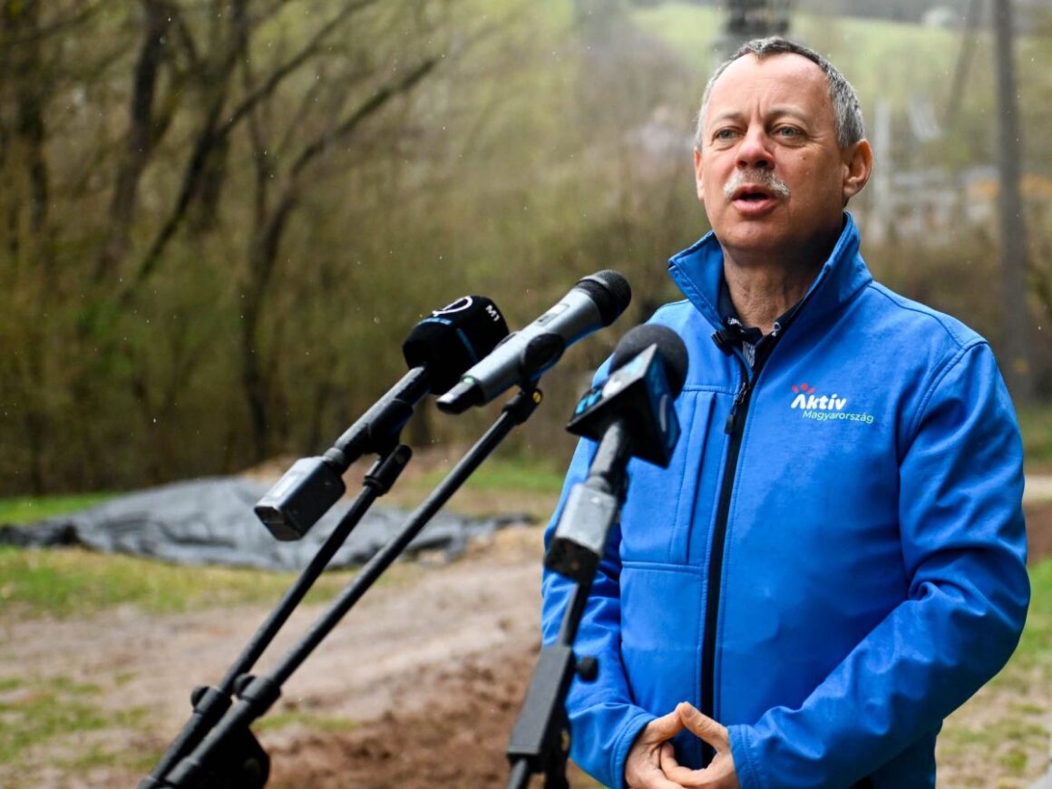 Révész Máriusz, a Közigazgatási és Területfejlesztési Minisztérium aktív Magyarországért felelős államtitkára a Tarjáni Gyermektáborban megvalósult beruházás átadóján, 2026. március 31-én. (Fotó: Fenyvesi Gábor | Facebook)