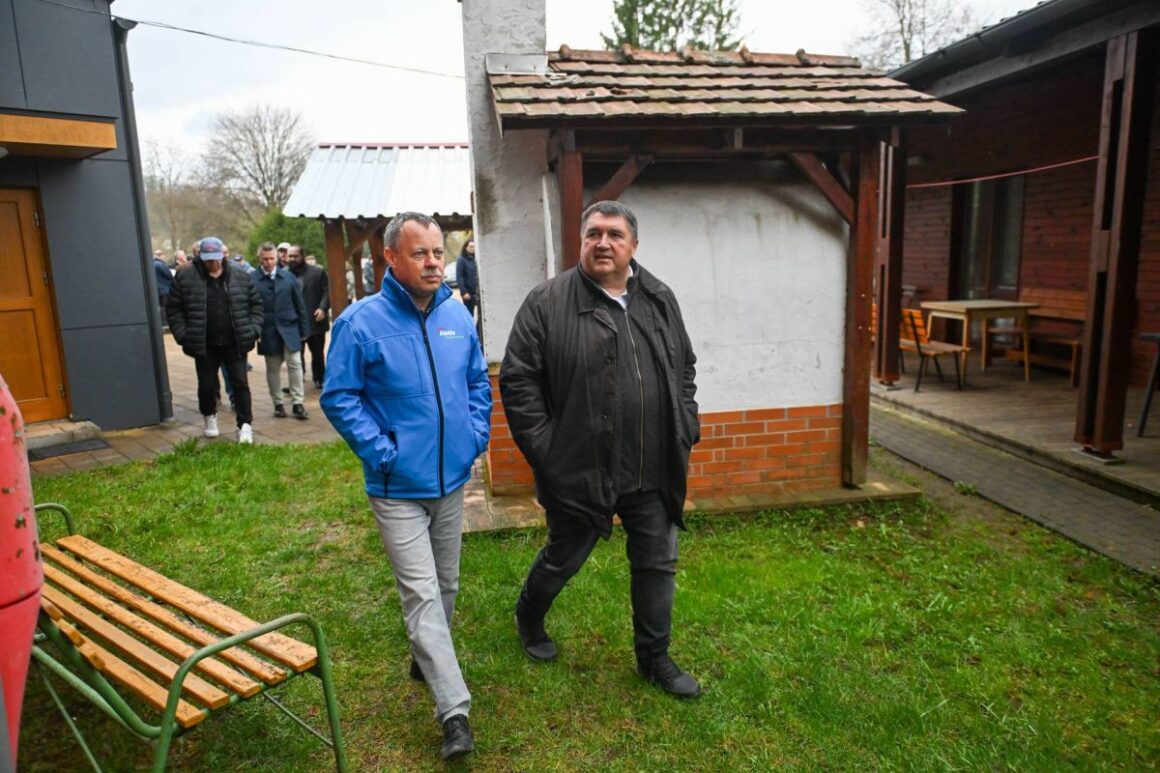 Révész Máriusz, a Közigazgatási és Területfejlesztési Minisztérium aktív Magyarországért felelős államtitkára és Becsó Zsolt országgyűlési képvsielő a Tarjáni Gyermektáborban megvalósult beruházás átadóján, 2026. március 31-én. (Fotó: Becsó Zsolt | Facebook)