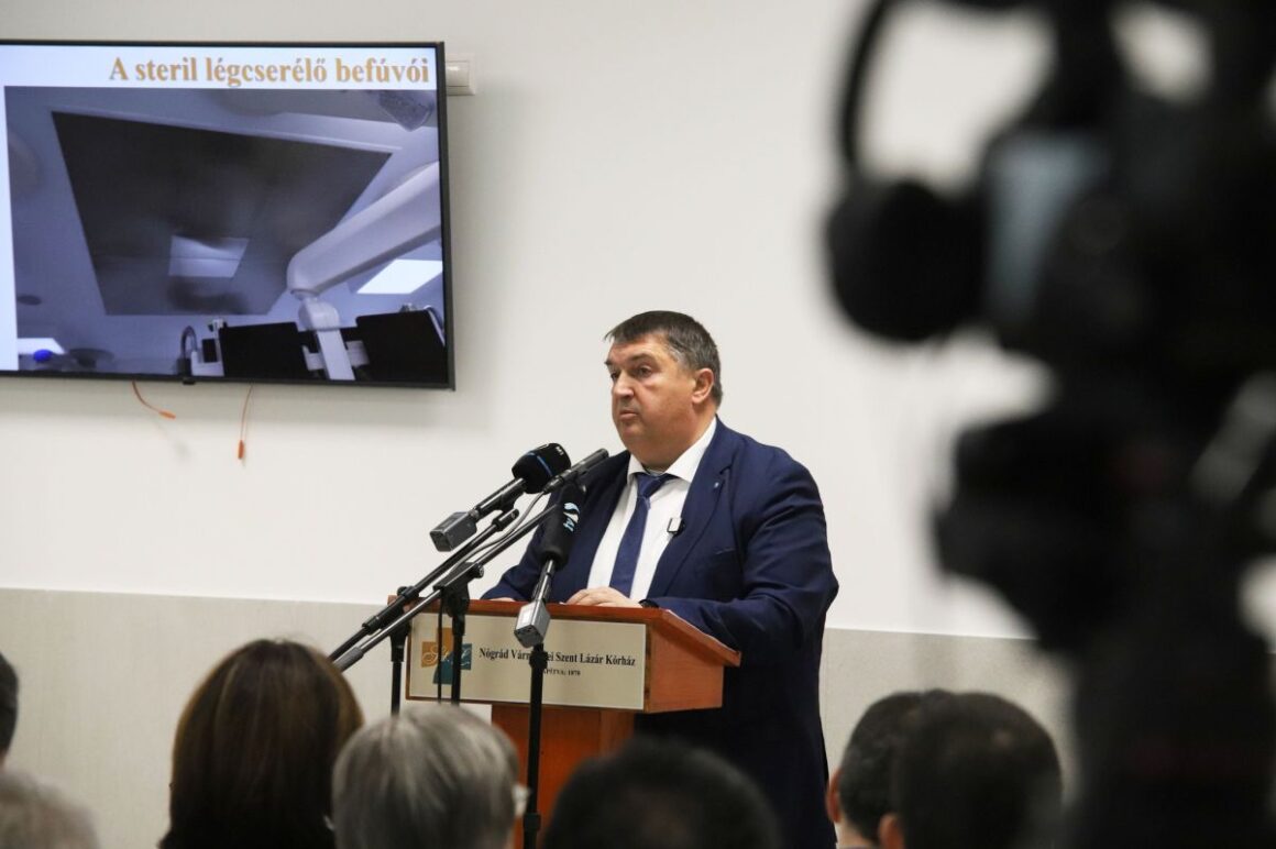 Becsó Zsolt, Kelet-Nógrád országgyűlési képviselője az invazív kardiológiai labor átadóján, 2026. április 2-án. (Fotó: Nógrád Vármegyei Szent Lázár Kórház | Facebook)