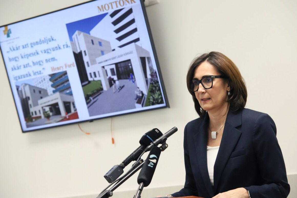 Szondi Zita, az Országos Kórházi Főigazgatóság főigazgató-helyettese az invazív kardiológiai labor átadóján, 2026. április 2-án. (Fotó: Nógrád Vármegyei Szent Lázár Kórház | Facebook)