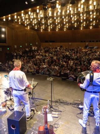 Teltházas koncertet adott a Parno Graszt a Tarjáni Tavasz nyitóestéjén a József Attila Művelődési Központ színháztermében, 2026. április 4-én. (Fotó: Salgótarjáni Rendezvény-, Média- és Művelődési Központ Nonprofit Kft.)