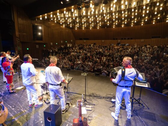 Teltházas koncertet adott a Parno Graszt a Tarjáni Tavasz nyitóestéjén a József Attila Művelődési Központ színháztermében, 2026. április 4-én. (Fotó: Salgótarjáni Rendezvény-, Média- és Művelődési Központ Nonprofit Kft.)