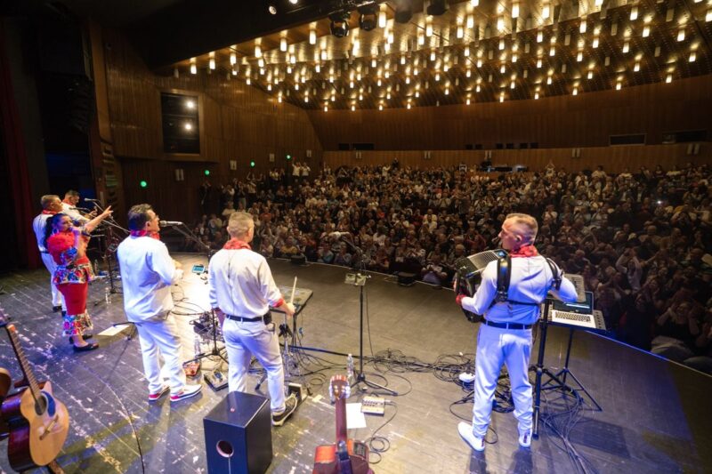Teltházas koncertet adott a Parno Graszt a Tarjáni Tavasz nyitóestéjén a József Attila Művelődési Központ színháztermében, 2026. április 4-én. (Fotó: Salgótarjáni Rendezvény-, Média- és Művelődési Központ Nonprofit Kft.)
