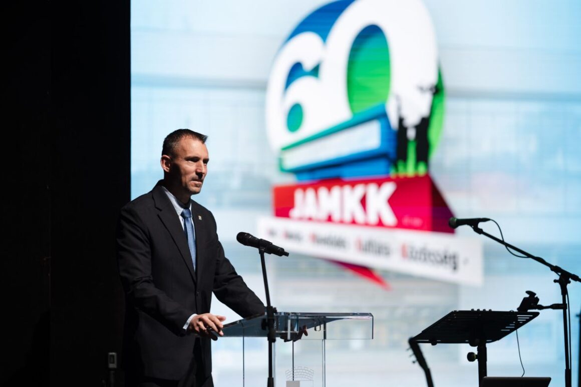 Kreicsi Bálint, Salgótarján polgármestere a Tarjáni Tavasz nyitóestéjén, a Parno Graszt koncertje előtt köszöntötte a 60 éves József Attila Művelődési Központot, 2026. április 4-én. (Fotó: Salgótarjáni Rendezvény-, Média- és Művelődési Központ Nonprofit Kft.)