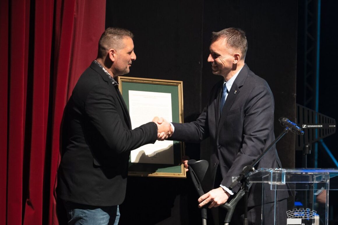 Kreicsi Bálint polgármester üdvözlő oklevelet adott át Almási Attilának, a Salgótarjáni Rendezvény-, Média- és Művelődési Központ Nonprofit Kft. igazgatójának a "Józsi" 60. születésnapja alkalmából a Tarjáni Tavasz nyitóestéjén, 2026. április 4-én. (Fotó: Salgótarjáni Rendezvény-, Média- és Művelődési Központ Nonprofit Kft.)