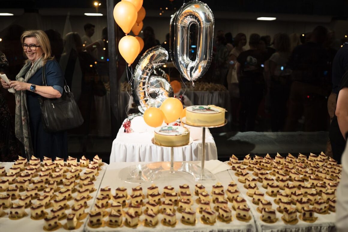 A Parno Graszt koncertje után a Szó ami Szó G&D Kézműves Cukrászda és Pékség által a "Józsi" 60. születésnapjára készített tortát is megkóstolhatta a közönség. (Fotó: Salgótarjáni Rendezvény-, Média- és Művelődési Központ Nonprofit Kft.)