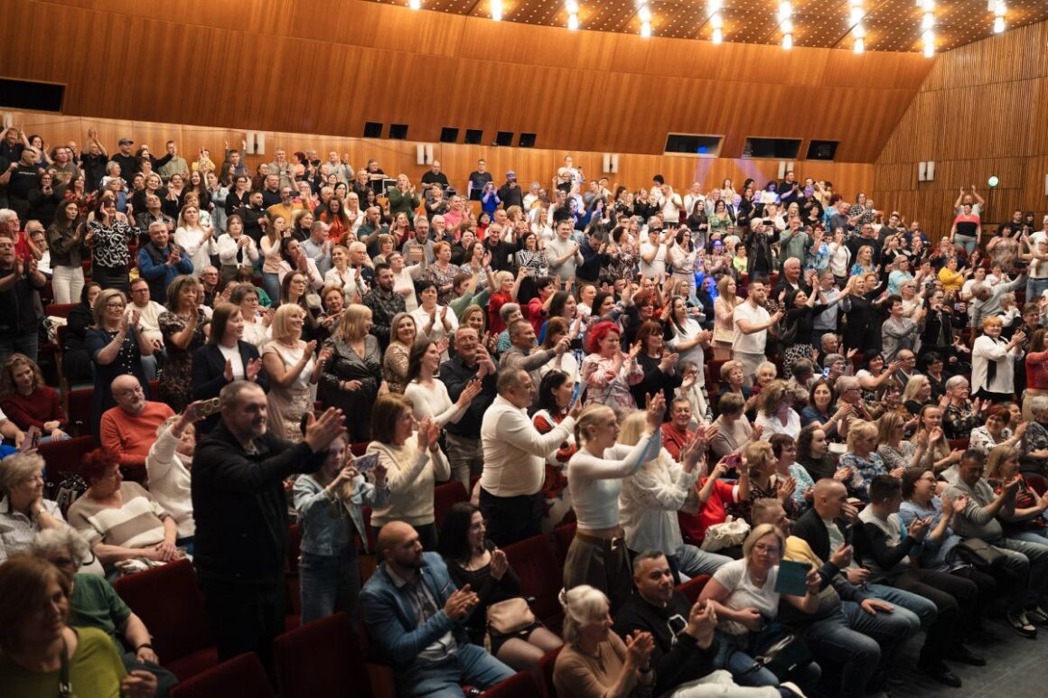 Teltházas koncertet adott a Parno Graszt a Tarjáni Tavasz nyitóestéjén a József Attila Művelődési Központ színháztermében, 2026. április 4-én. (Fotó: Salgótarjáni Rendezvény-, Média- és Művelődési Központ Nonprofit Kft.)