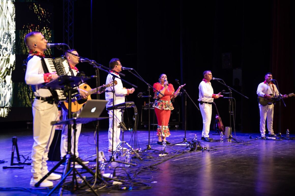 Teltházas koncertet adott a Parno Graszt a Tarjáni Tavasz nyitóestéjén a József Attila Művelődési Központ színháztermében, 2026. április 4-én. (Fotó: Salgótarjáni Rendezvény-, Média- és Művelődési Központ Nonprofit Kft.)