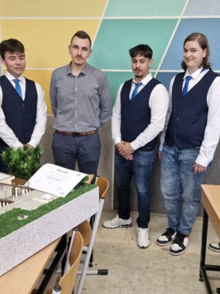 Az NVSZC Stromfeld Aurél Technikum nyertes ökoháztervező csapata és az őket felkészítő oktatók a nyertes pályamű bemutatásán, 2026. április 15-én (Fotó: Nógrád Vármegyei Szakképzési Centrum | Facebook)