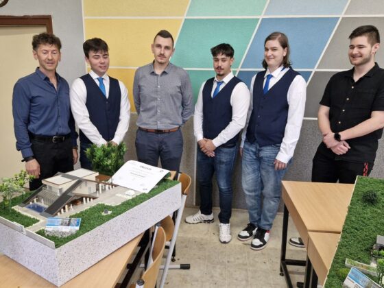 Az NVSZC Stromfeld Aurél Technikum nyertes ökoháztervező csapata és az őket felkészítő oktatók a nyertes pályamű bemutatásán, 2026. április 15-én (Fotó: Nógrád Vármegyei Szakképzési Centrum | Facebook)