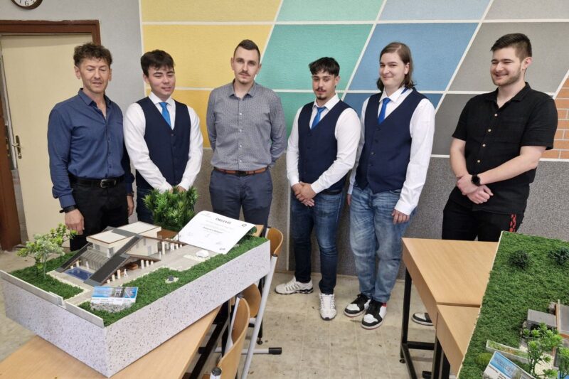 Az NVSZC Stromfeld Aurél Technikum nyertes ökoháztervező csapata és az őket felkészítő oktatók a nyertes pályamű bemutatásán, 2026. április 15-én (Fotó: Nógrád Vármegyei Szakképzési Centrum | Facebook)