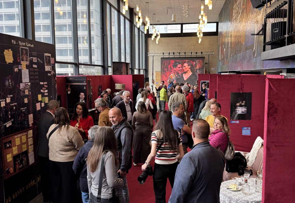 Szín-lelés a Zenthében címmel nyílt kiállítás Hegedűs Márk fotográfus színházi fényképeiből a József Attila Művelődési Központ üvegcsarnokában 2026. április 21-én. (Fotók: Kotrócz Emília/Vendel Lajos)