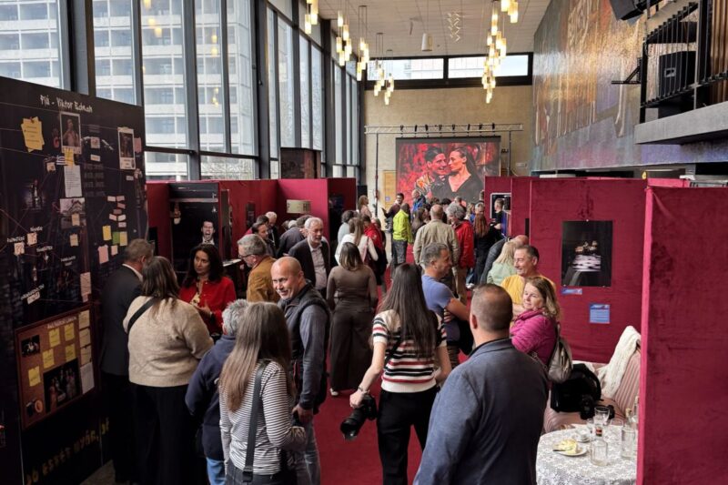 Szín-lelés a Zenthében címmel nyílt kiállítás Hegedűs Márk fotográfus színházi fényképeiből a József Attila Művelődési Központ üvegcsarnokában 2026. április 21-én. (Fotók: Kotrócz Emília/Vendel Lajos)