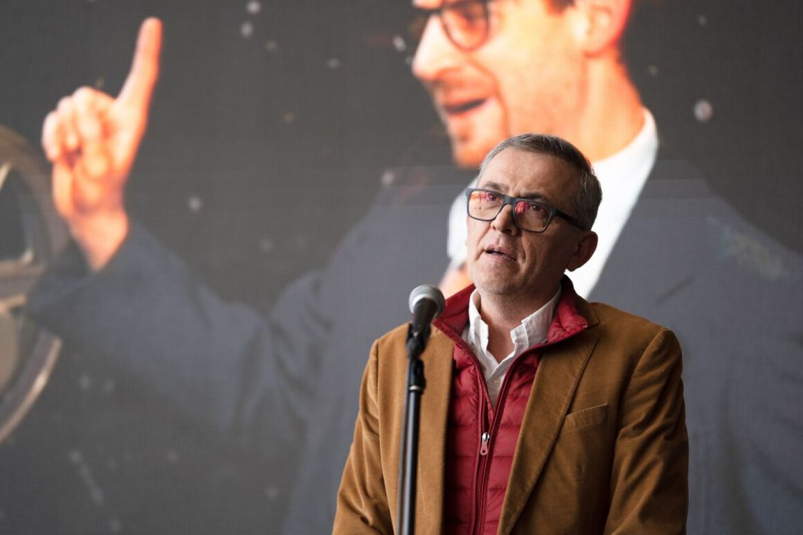 Susán Ferenc, a Zenthe Ferenc Színház művészeti igazgatója a Szín-lelés a Zenthében című tárlat megnyitóján, 2026. április 21-én. (Fotók: Kotrócz Emília/Vendel Lajos)