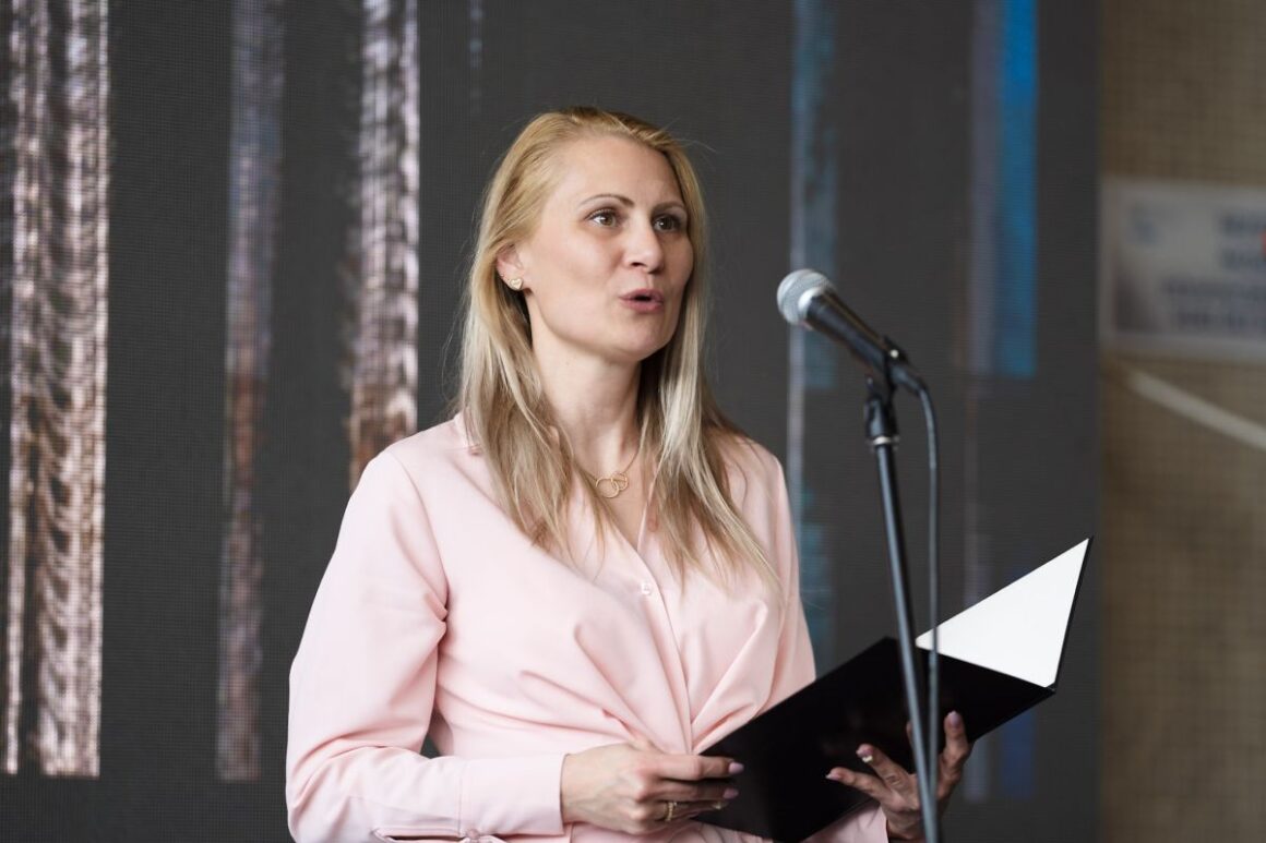 Debreceni Boglárka művészettörténész, a tárlat rendezője a Szín-lelés a Zenthében című tárlat megnyitóján, 2026. április 21-én. (Fotók: Kotrócz Emília/Vendel Lajos)