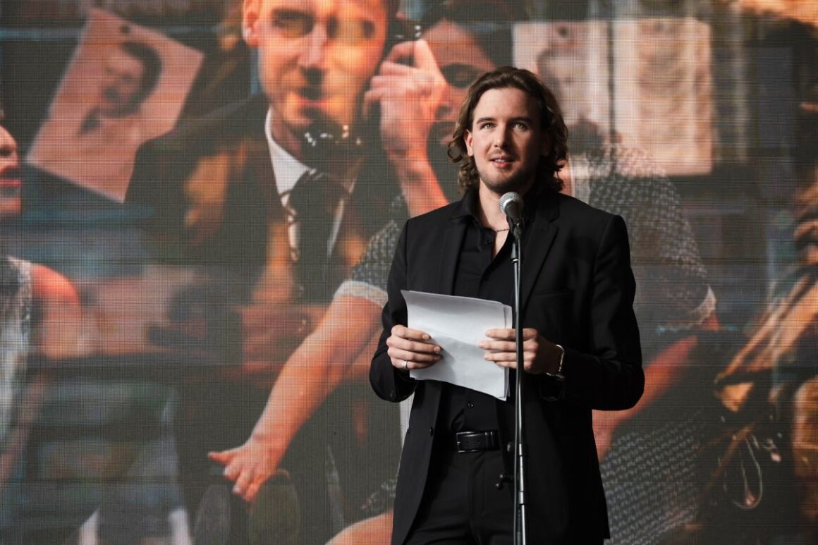 Hegedűs Márk fotográfus a Szín-lelés a Zenthében című tárlat megnyitóján, 2026. április 21-én. (Fotók: Kotrócz Emília/Vendel Lajos)