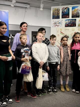 A Europe Direct Nógrád Információs Iroda rajzpályázatának díjátadója a József Attila Művelődési Központ Klubtermében, 2026. április 30-án. (Fotó: Fenyvesi Gábor | Facebook)