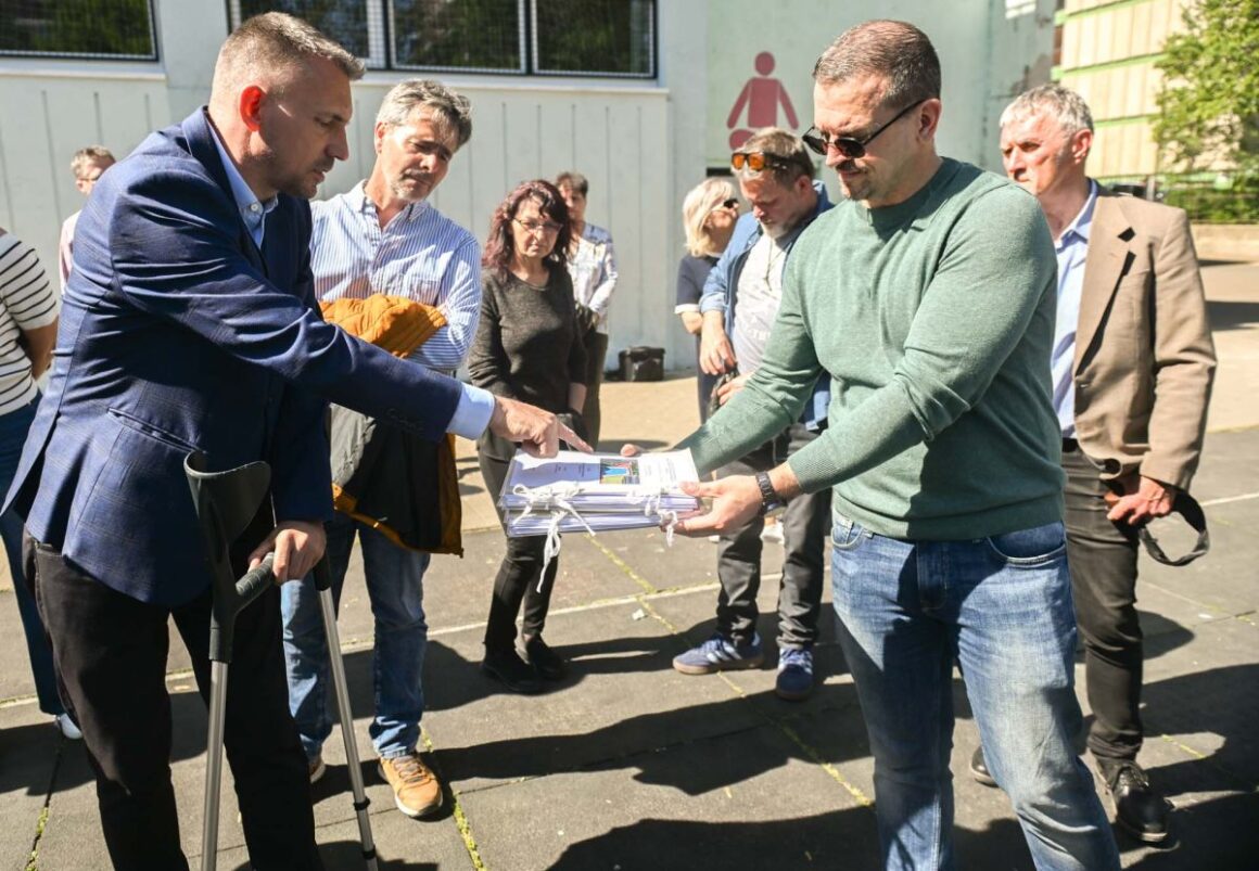 Átadták a munkaterületet a salgótarjáni Gagarin sportudvarán, mely bő 200 millió forintból újul meg a következő hónapokban. (Fotó: Kreicsi Bálint | Facebook)