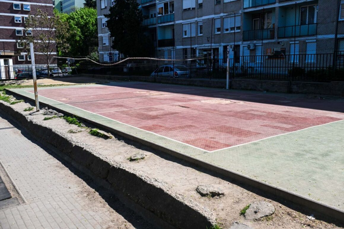 A salgótarjáni Gagarin felújítás előtt álló sportpályája a munkaterület átadásának napján, 2026. május 5-én. (Fotó: Kreicsi Bálint | Facebook)