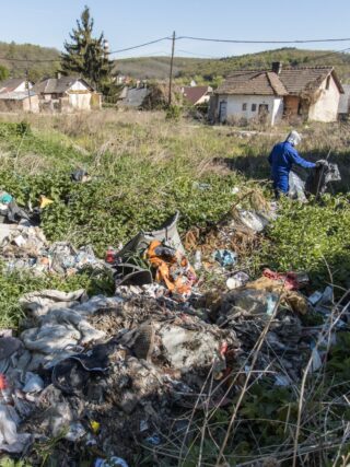 Salgótarján 16 pontján számolnak fel illegális hulladéklerakókat egy közfoglalkoztatási mintaprogram részeként, köztük van a képen látható Jónásch-telep is. (Fotó: Kreicsi Bálint | Facebook)