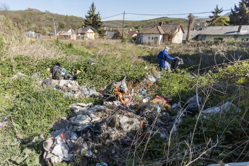 Salgótarján 16 pontján számolnak fel illegális hulladéklerakókat egy közfoglalkoztatási mintaprogram részeként, köztük van a képen látható Jónásch-telep is. (Fotó: Kreicsi Bálint | Facebook)