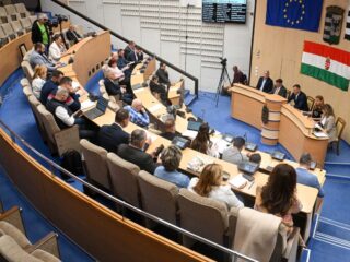 Maratoni, mintegy hatórás ülést tartott Salgótarján közgyűlése 2026. április 29-én. (Fotó: Papp Marcell | Facebook)