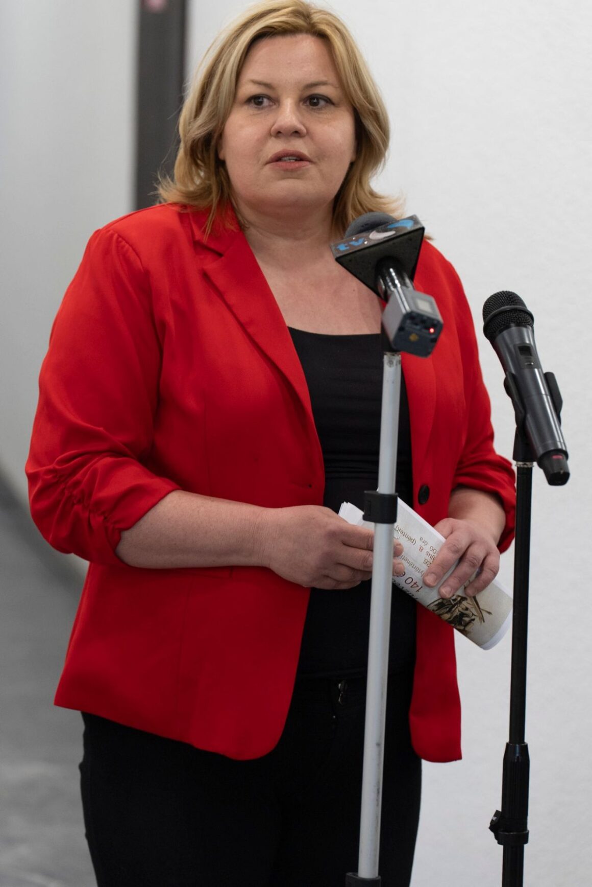 Shah Gabriella, a Dornyay Béla Múzeum igazgatója a „Salgótarján Tűzvédelmének 140 éve” című kiállítás megnyitóján a Dornyay Béla Múzeumban, 2026. május 8-án. (Fotó: Dornyay Béla Múzeum | Facebook)