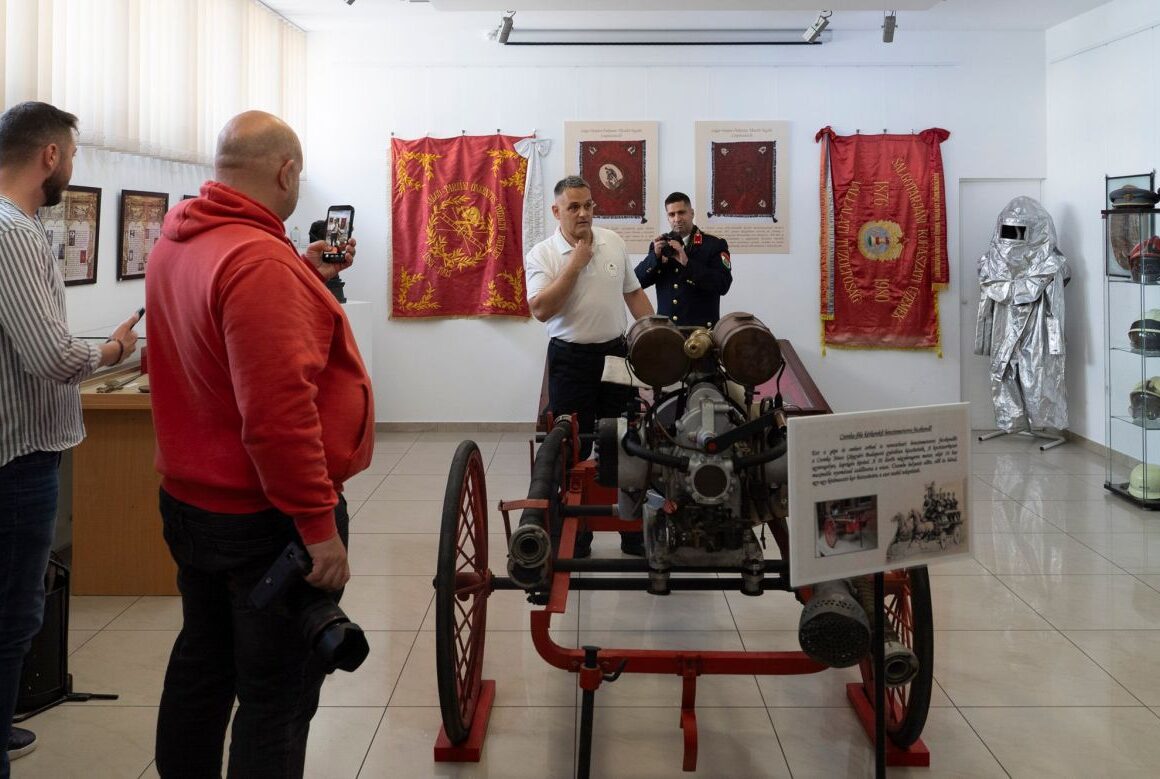 Bakos Krisztián nyitotta meg, majd mutatta be a „Salgótarján Tűzvédelmének 140 éve” című kiállítást a Dornyay Béla Múzeumban, 2026. május 8-án. (Fotó: Dornyay Béla Múzeum | Facebook)