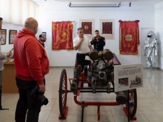 Bakos Krisztián nyitotta meg, majd mutatta be a „Salgótarján Tűzvédelmének 140 éve” című kiállítást a Dornyay Béla Múzeumban, 2026. május 8-án. (Fotó: Dornyay Béla Múzeum | Facebook)