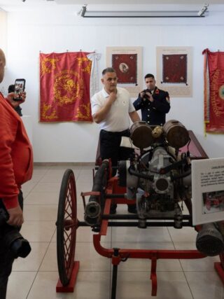 Bakos Krisztián nyitotta meg, majd mutatta be a „Salgótarján Tűzvédelmének 140 éve” című kiállítást a Dornyay Béla Múzeumban, 2026. május 8-án. (Fotó: Dornyay Béla Múzeum | Facebook)