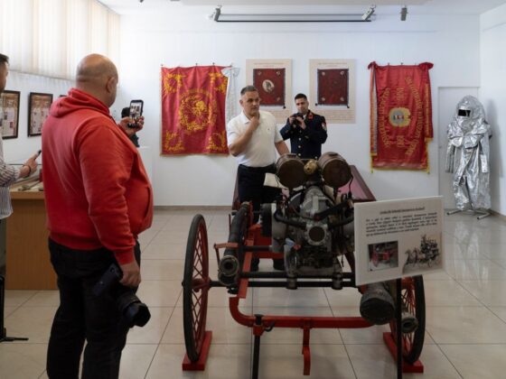 Bakos Krisztián nyitotta meg, majd mutatta be a „Salgótarján Tűzvédelmének 140 éve” című kiállítást a Dornyay Béla Múzeumban, 2026. május 8-án. (Fotó: Dornyay Béla Múzeum | Facebook)