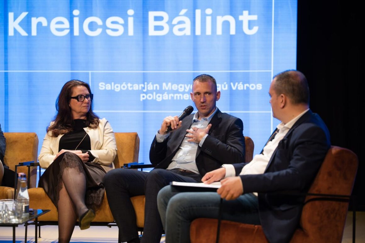 Cene Katalin, a Zenthe Ferenc Színház igazgatója és Kreicsi Bálint, Salgótarján polgármestere, illetve Andó Ákos, a színház üzletszervezési vezetője, a beszélgetés moderátora a 2026. május 21-i sajtótájékoztatón. (Fotó: Zenthe Ferenc Színház | Facebook)