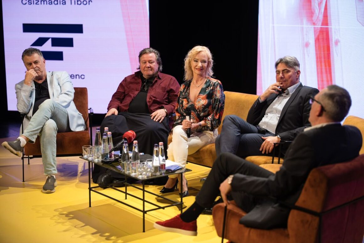 Harmath Imre, Szarka Tamás, Bozó Andrea, Szabó P. Szilveszter, illetve háttal Susán Ferenc a Kamarateremben rendezett sajtótájékoztatón, 2026. május 21-én. (Fotó: Zenthe Ferenc Színház | Facebook)