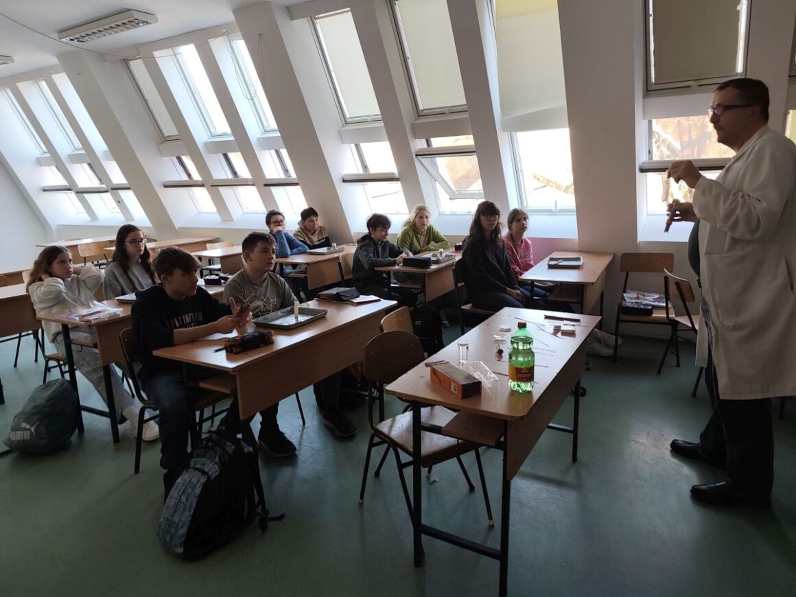Darvas tanár úr bemutatja az anyagok viselkedését