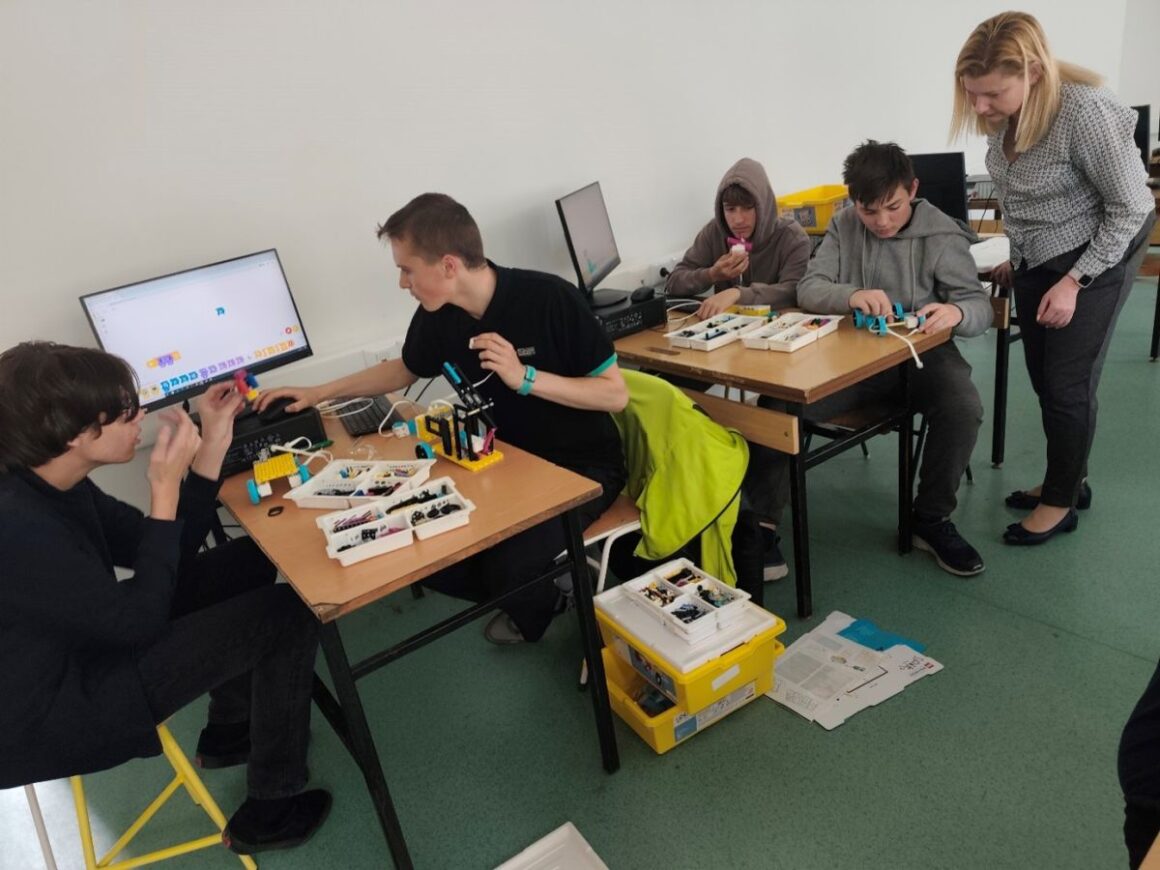Reviczki Krisztina tanárnő a robotok világába kaluzolja a diákokat