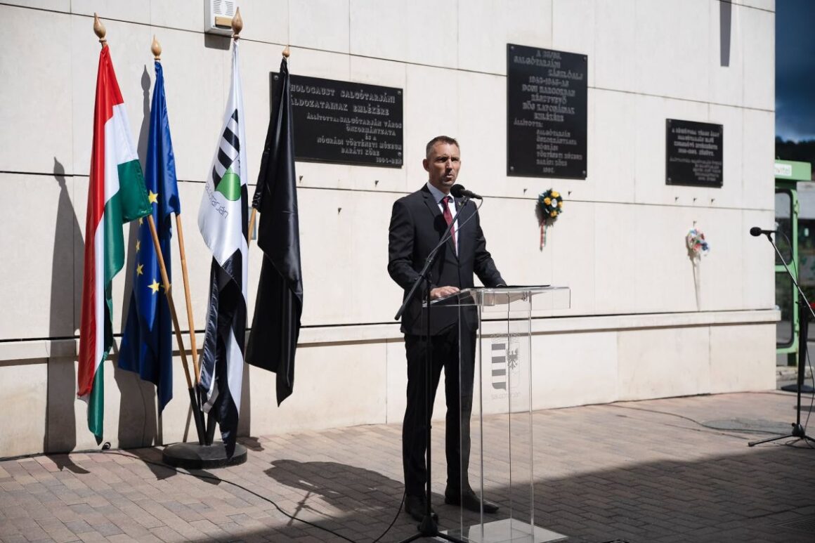 Kreicsi Bálint polgármester beszédet mond a holokauszt salgótarjáni áldozatainak tiszteletére rendezett megemlékezésen a Főpostánál, 2026. június 12-én. (Fotó: REMEK Salgótarjáni Rendezvény-, Média, Turisztikai és Művelődési Központ | Facebook)