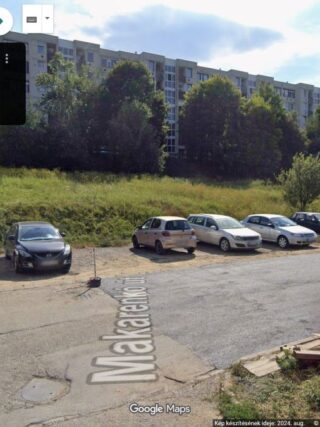 Mégsem épülnek garázsok a Makarenkó út elején lévő társasházzal szembeni területen (Fotó forrása: Google Maps)
