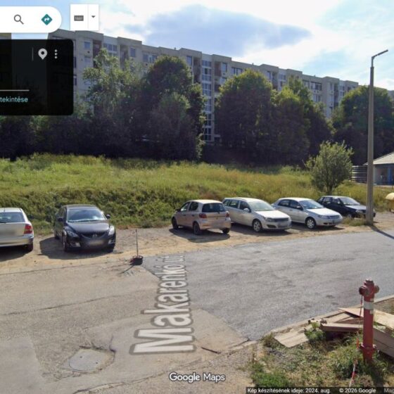 Mégsem épülnek garázsok a Makarenkó út elején lévő társasházzal szembeni területen (Fotó forrása: Google Maps)