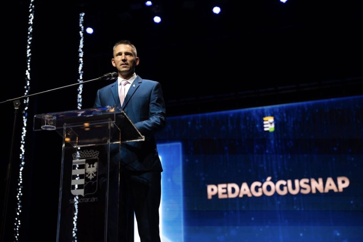 Kreicsi Bálint, Salgótarján polgármestere beszédet mond a Városi Pedagógusnapon a József Attila Művelődési Központ színháztermében, 2026. június 9-én. (Fotó: REMEK Salgótarjáni Rendezvény-, Média, Turisztikai és Művelődési Központ | Facebook)
