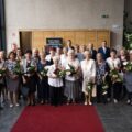 A salgótarjáni Városi Pedagógusnap díjazottjai és jubileumi diplomásai a József Attila Művelődési Központ Üvegcsarnokában, 2026. június 9-én. (Fotó: REMEK Salgótarjáni Rendezvény-, Média, Turisztikai és Művelődési Központ | Facebook)