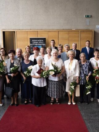 A salgótarjáni Városi Pedagógusnap díjazottjai és jubileumi diplomásai a József Attila Művelődési Központ Üvegcsarnokában, 2026. június 9-én. (Fotó: REMEK Salgótarjáni Rendezvény-, Média, Turisztikai és Művelődési Központ | Facebook)