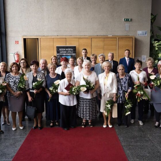 A salgótarjáni Városi Pedagógusnap díjazottjai és jubileumi diplomásai a József Attila Művelődési Központ Üvegcsarnokában, 2026. június 9-én. (Fotó: REMEK Salgótarjáni Rendezvény-, Média, Turisztikai és Művelődési Központ | Facebook)
