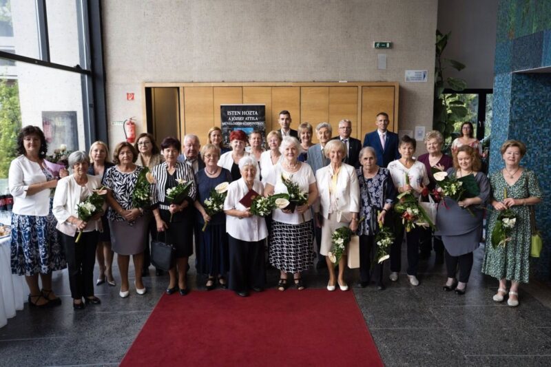 A salgótarjáni Városi Pedagógusnap díjazottjai és jubileumi diplomásai a József Attila Művelődési Központ Üvegcsarnokában, 2026. június 9-én. (Fotó: REMEK Salgótarjáni Rendezvény-, Média, Turisztikai és Művelődési Központ | Facebook)