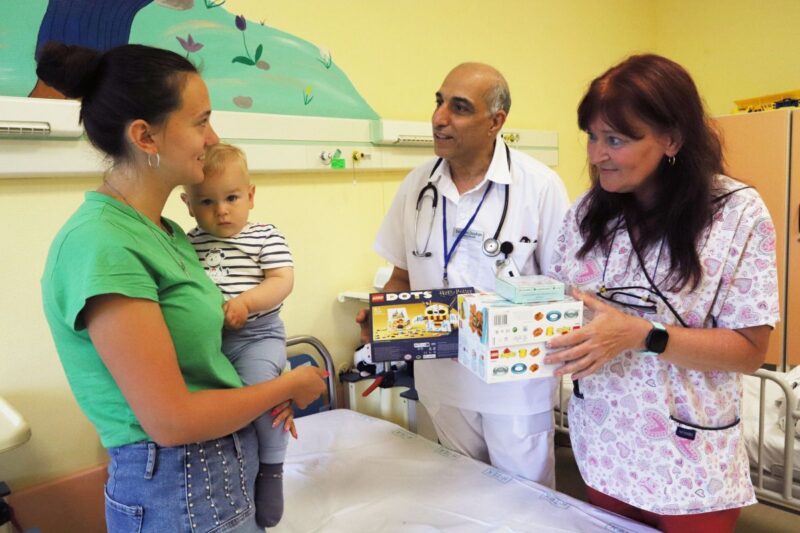 Az Amigos a gyerekekért Alapítvány által eljuttatott ajándékokat Dr. Douhan Hussain Bassam osztályvezető főorvostól és Slezákné Balázs Andrea főnővértől vehették át a salgótarjáni kórházban fekvő kicsik gyermeknap alkalmából (Fotó: Nógrád Vármegyei Szent Lázár Kórház)